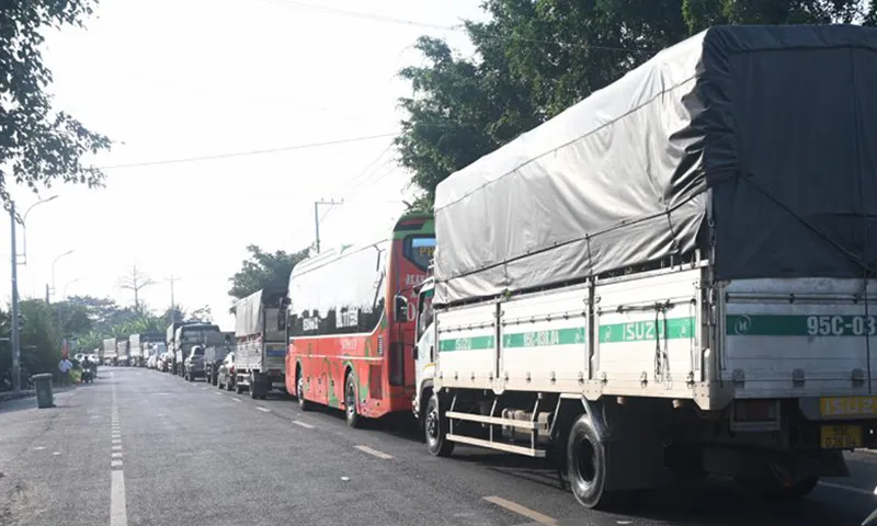 Phà Đình Khao kẹt cứng dòng xe ô tô kéo dài hơn 1,5 km