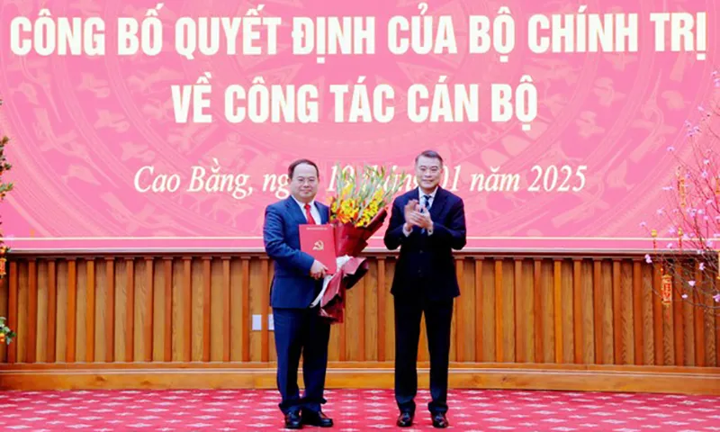 Trưởng Ban Tổ chức Trung ương Lê Minh Hưng (phải) trao quyết định cho ông Quản Minh Cường. Ảnh Báo Cao Bằng.