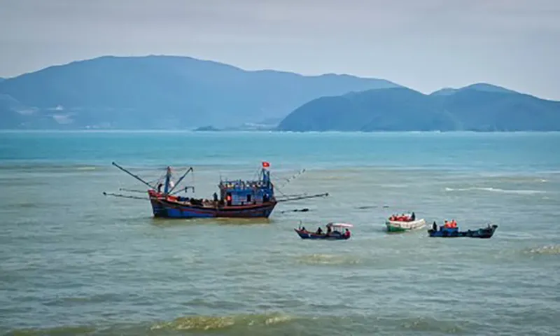 Sóng lớn đánh chìm thuyền trên biển Nha Trang, 1 ngư dân mất tích