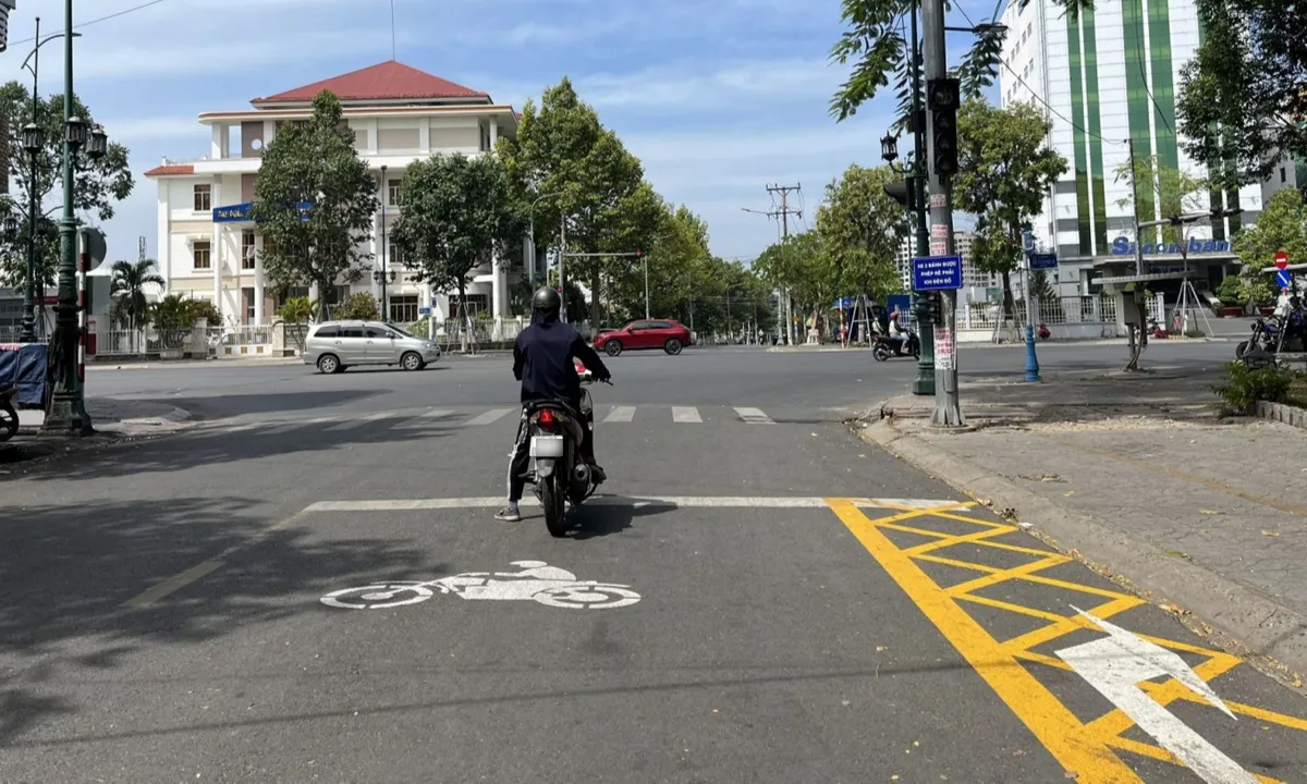 Hiểu thêm về quy định vạch mắt võng và cấm rẽ phải từ năm 2025