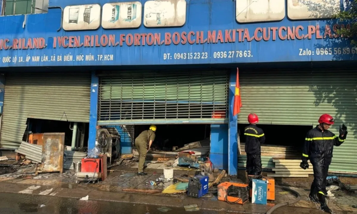 TPHCM: Cháy lớn cửa hàng kinh doanh máy hàn