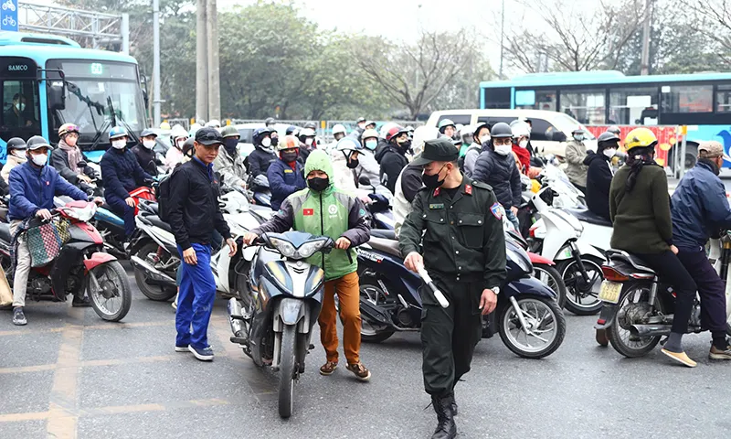 Tổ công tác đặc biệt xử phạt xe máy đi vào làn BRT, chạy ngược chiều