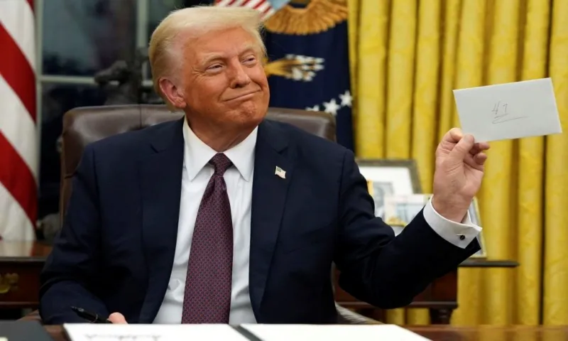 Ông Trump tìm thấy lá thư ông Biden để lại trong hộc bàn Phòng Bầu dục