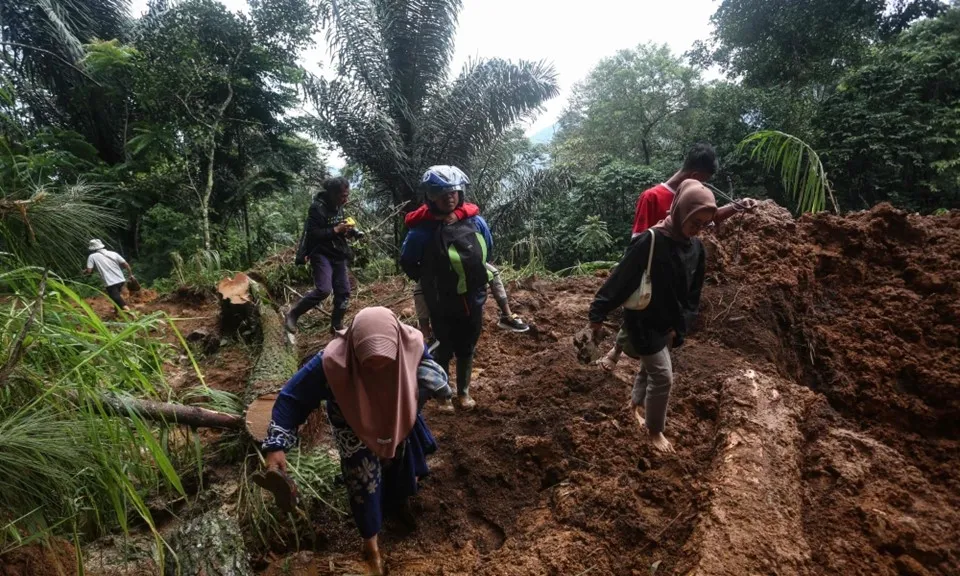 Số người thiệt mạng trong vụ lở đất tại Indonesia tăng lên 19