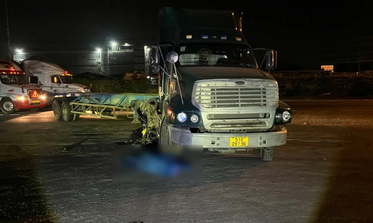 Xe đầu kéo va chạm xe máy khi ôm cua, một người tử vong