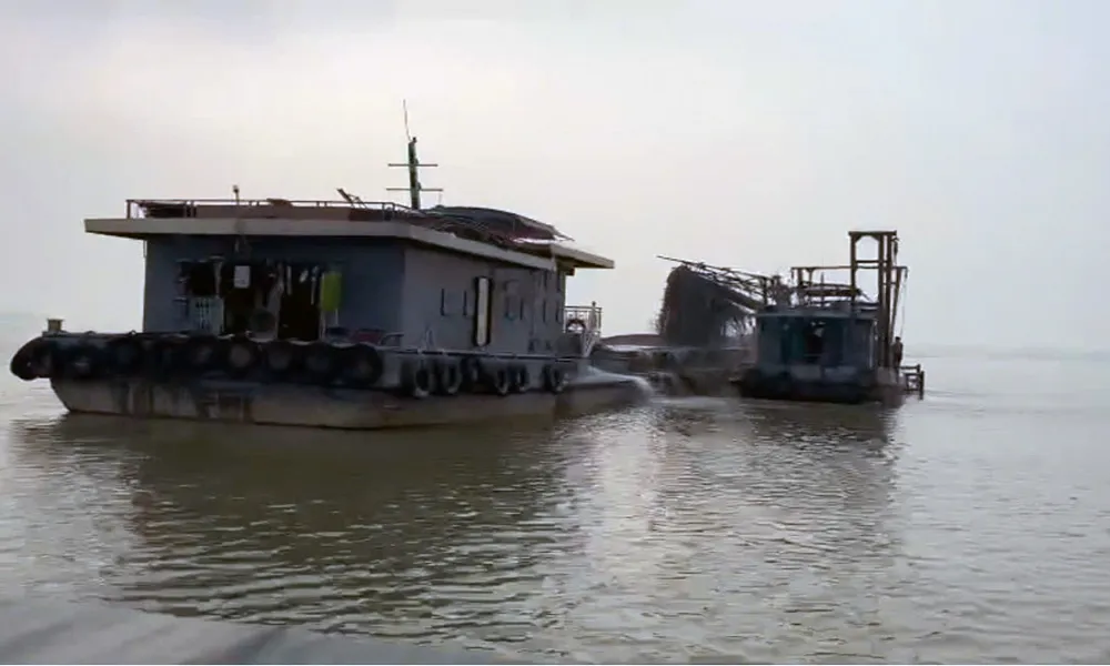 Bắt quả tang vụ khai thác cát trái phép quy mô lớn trên sông Hồng