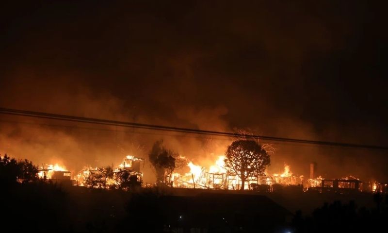Hơn 30.000 người phải sơ tán do cháy rừng ở Los Angeles 