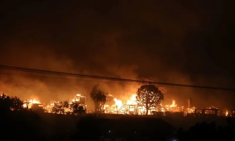 Hơn 30.000 người phải sơ tán do cháy rừng ở Los Angeles 