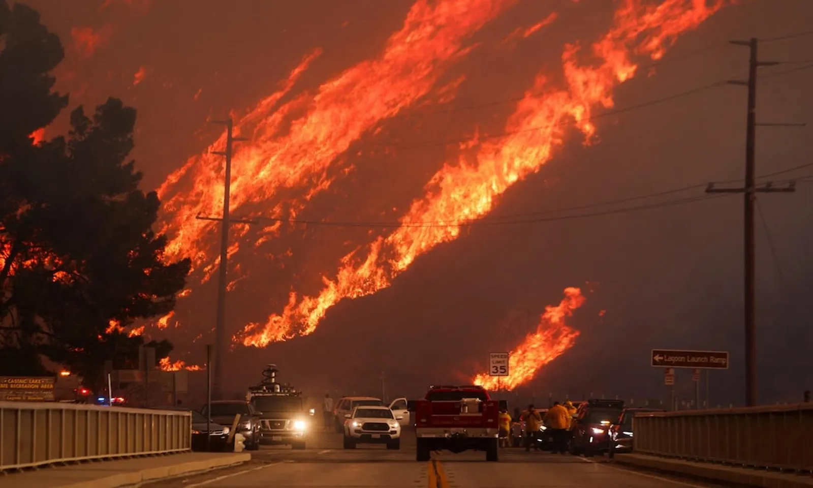 Đám cháy rừng mới bùng phát ở phía bắc Los Angeles, buộc hàng nghìn người dân phải sơ tán