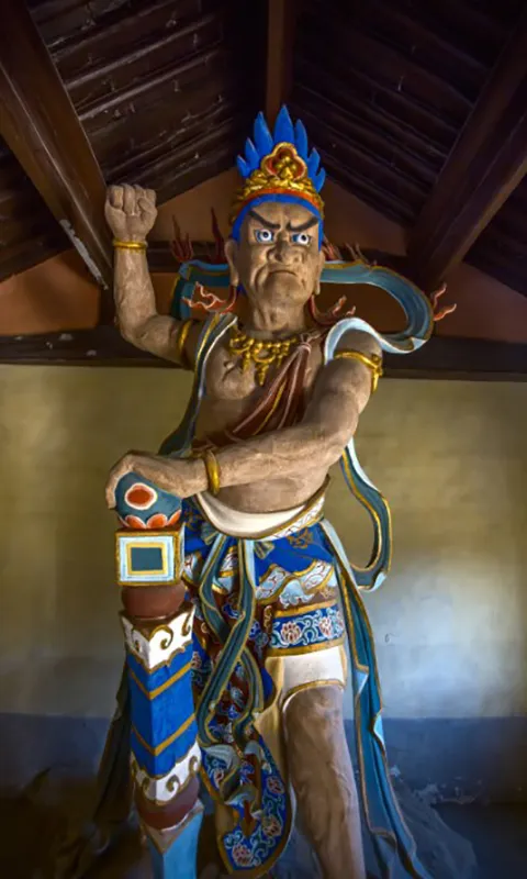 Một vị thần hộ mệnh bên trong một ngôi đền Trung Quốc. Theo phong thủy Trung Quốc, những người sinh năm Tỵ có thể gặp xui xẻo trong năm tới. Ảnh Getty Images