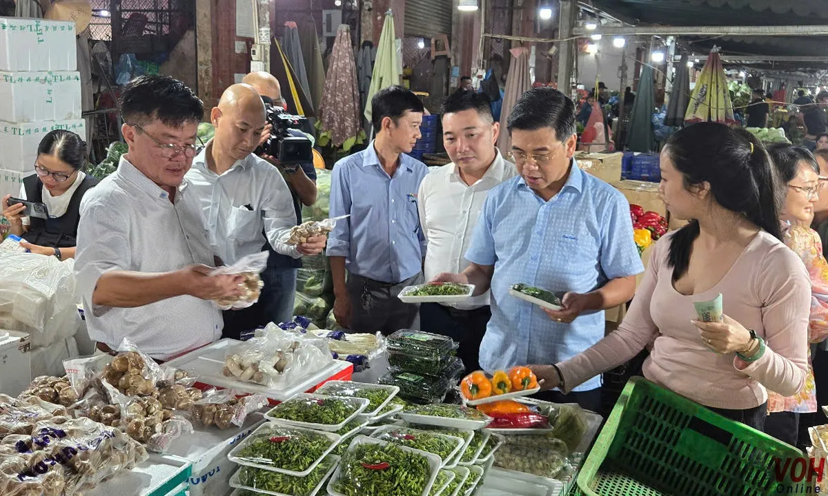 Phó Chủ tịch TP Nguyễn Văn Dũng kiểm tra 2 chợ đầu mối Thủ Đức, Hóc Môn