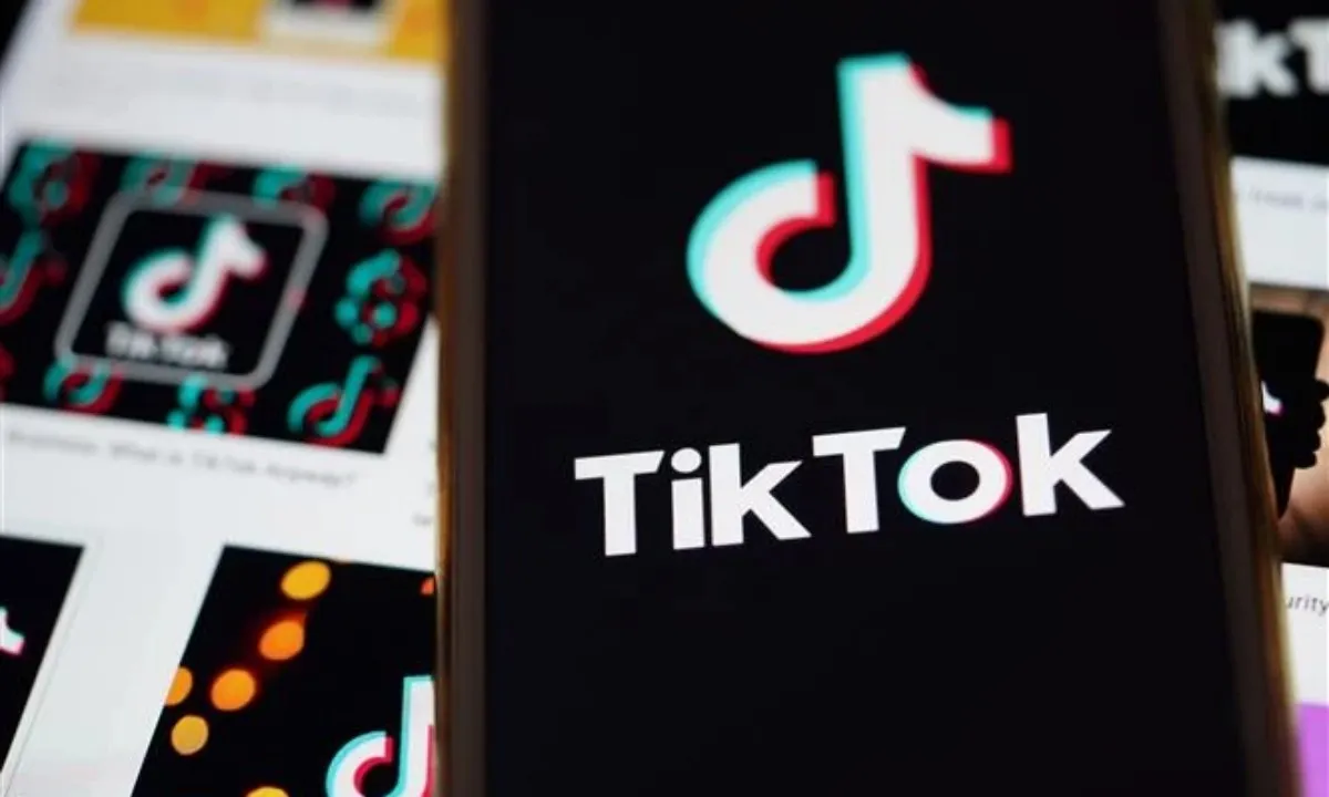 Điện thoại cài sẵn TikTok được rao bán ồ ạt trên eBay, với mức giá không tưởng