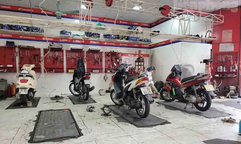 Dịch vụ bảo dưỡng, rửa xe máy đông đúc ngày sát Tết