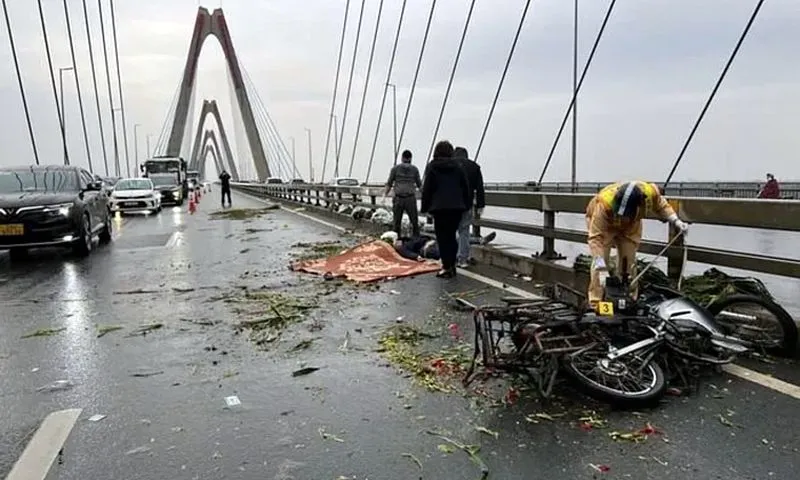 Người đàn ông bán hoa đi vào làn ô tô, tử vong thương tâm trên cầu Nhật Tân