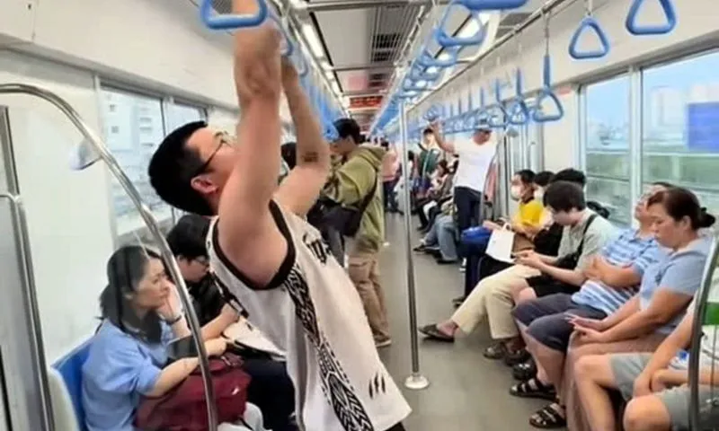 Đề nghị Công an vào cuộc xử lý vụ thanh niên hít xà đơn trên tàu metro số 1