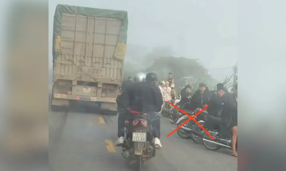 Khuyến cáo người dân, du khách không dừng xe giữa đèo để ​“săn mây” trong điều kiện mưa mù, băng giá