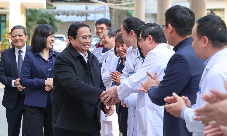 Thủ tướng thăm Bệnh viện Phổi Trung ương, tặng quà Tết cho 4 bệnh nhân ghép phổi thành công