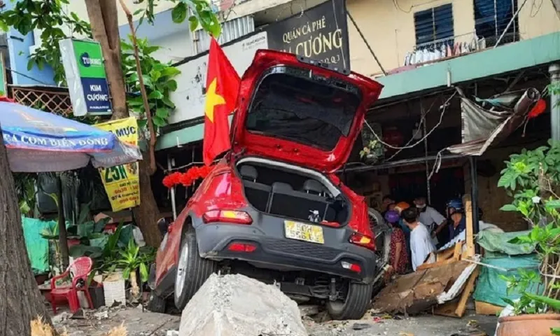 TPHCM: Ô tô lao vào quán cà phê đông người ngày 29 Tết