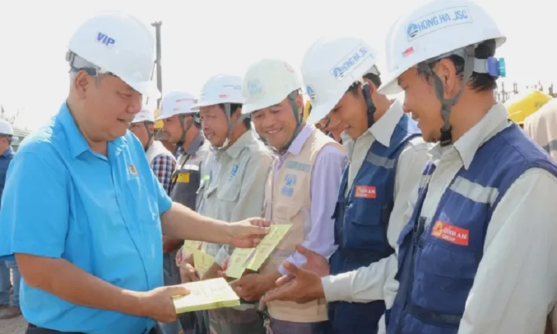 Lãnh đạo Liên đoàn Lao động TPHCM tặng quà công nhân làm việc xuyên Tết tại công trường Vành đai 3