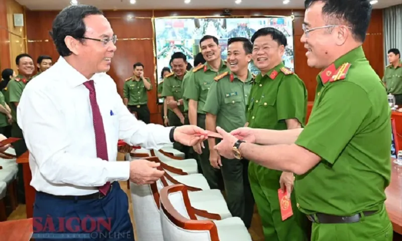 Bí thư Thành ủy TPHCM Nguyễn Văn Nên thăm Công an TPHCM đêm Giao thừa