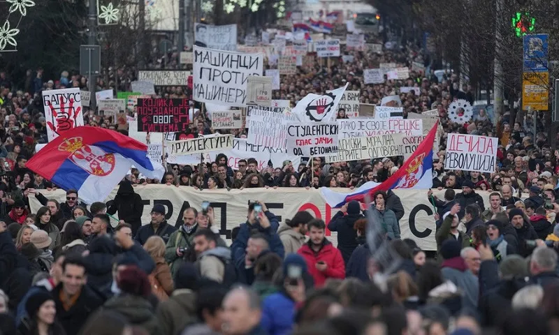 Biểu tình phản đối chính quyền ở Belgrade, Serbia - Ảnh AP