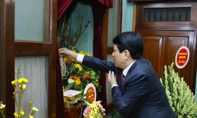 Chủ tịch nước Lương Cường dâng hương tưởng niệm Bác Hồ trong ngày đầu Xuân mới 