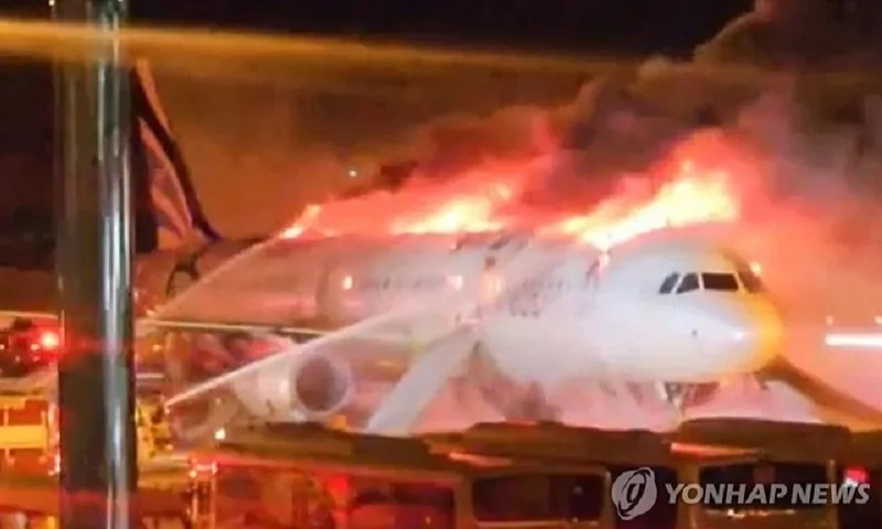 Máy bay Air Busan bốc cháy tại sân bay Gimhae - Ảnh Yonhap