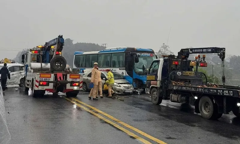 Va chạm giữa 3 ô tô trên cao tốc Nội Bài - Lào Cai