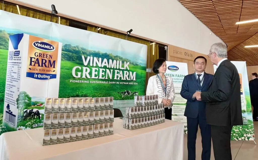 ong-richard-hall-va-cac-dai-dien-vinamilk-trao-doi-them-ve-mo-hinh-green-farm-da-duoc-vinamilk-xay-dung-tai-viet-nam-1024x637