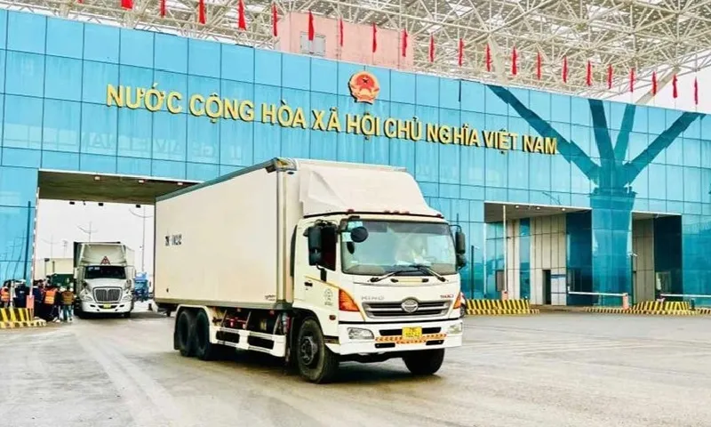 Hơn 750 tấn hàng đầu tiên của năm mới xuất khẩu qua cửa khẩu Bắc Luân, Móng Cái