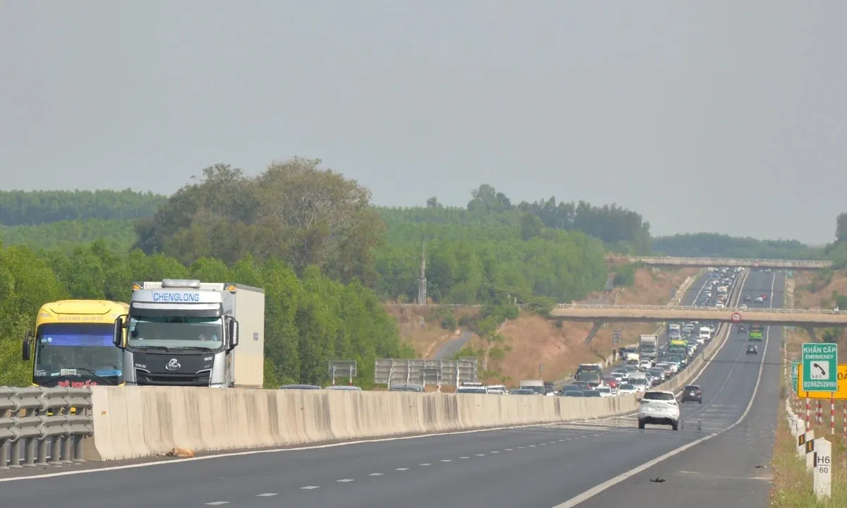 Chiều mùng 4 Tết, người dân ùn ùn quay lại TPHCM, giao thông ùn tắc nghiêm trọng