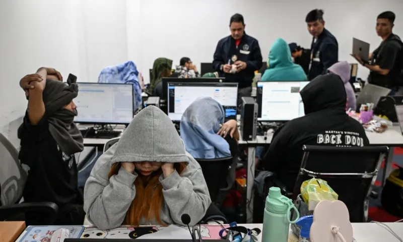 Philippines phá đường dây lừa đảo trực tuyến, bắt giữ 100 nghi phạm
