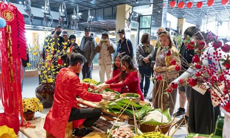 Các điểm du lịch đón hàng vạn lượt khách trẩy hội mùa xuân