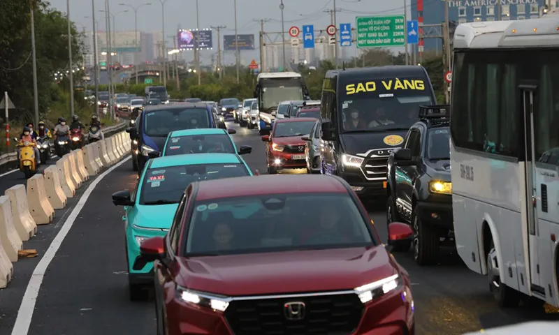  Chiều mùng 4 Tết, người dân bắt đầu đổ về TPHCM để tránh kẹt xe