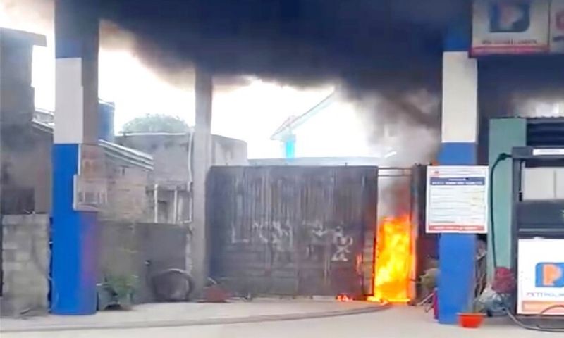 Nghệ An: Xe bồn chở xăng dầu bốc cháy dữ dội khi đang tiếp nhiên liệu