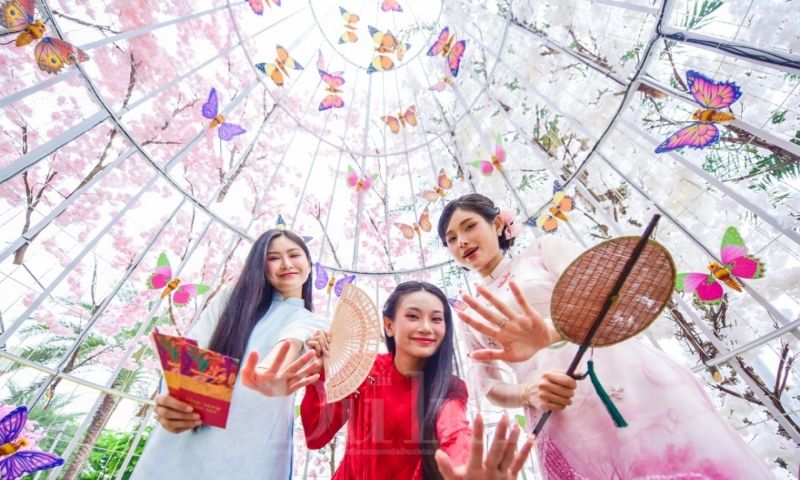 Gen Z du xuân: Xa nhà nhưng không xa Tết