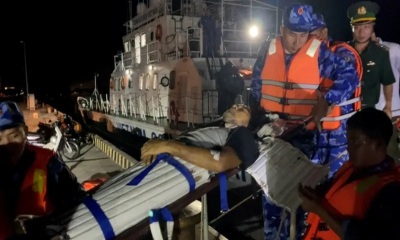 Cảnh sát biển Việt Nam kịp thời cấp cứu thuyền viên nước ngoài ở Côn Đảo