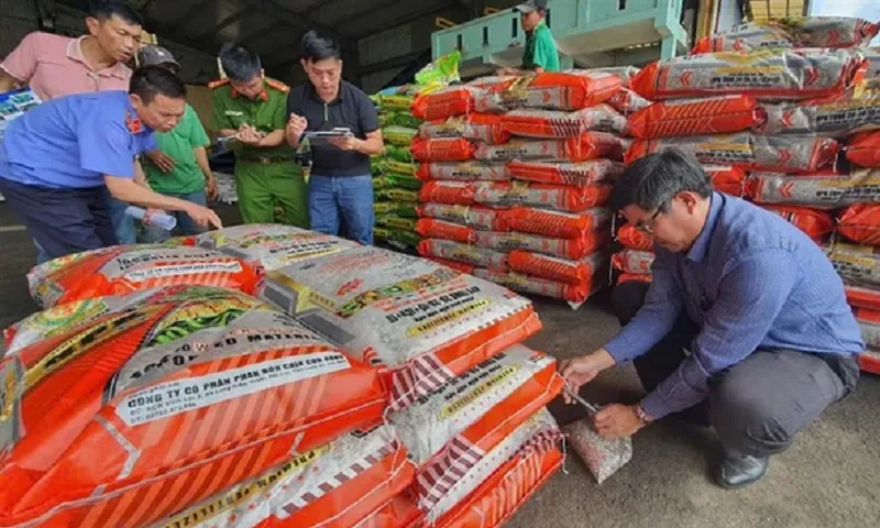 Lực lượng chức năng khám xét, thu giữ hàng ngàn bao phân giả tại Đắk Lắk - Ảnh CACC