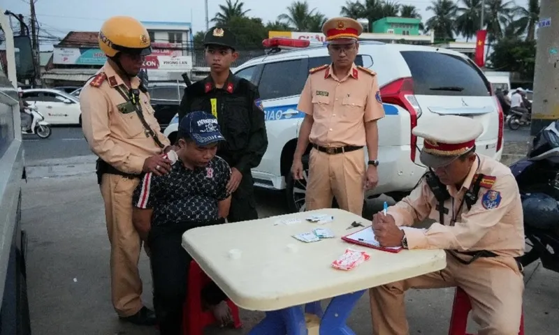 Tàng trữ ma túy khi chờ đèn đỏ, thanh niên bị bắt quả tang