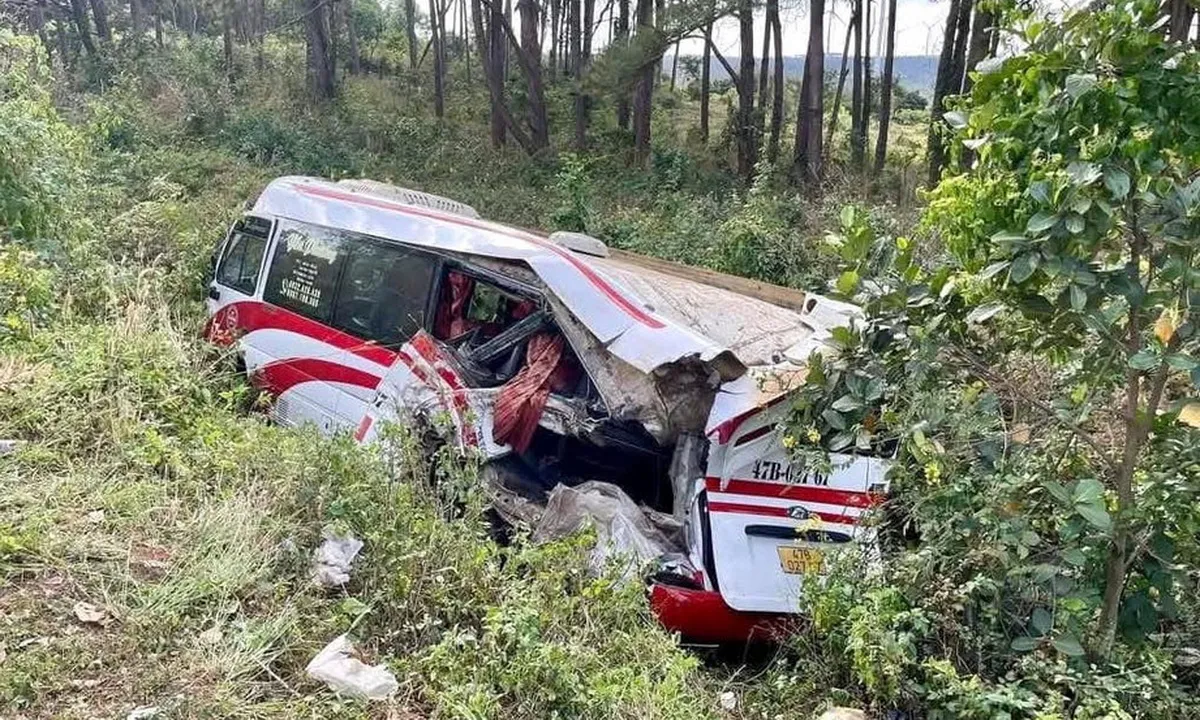 Đậu ven đường, xe khách bị xe tải tông văng xuống taluy âm, hành khách một phen hú vía