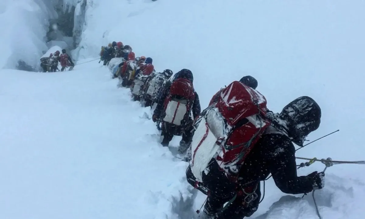 Nepal tăng phí leo núi Everest: Bước tiến bảo vệ môi trường