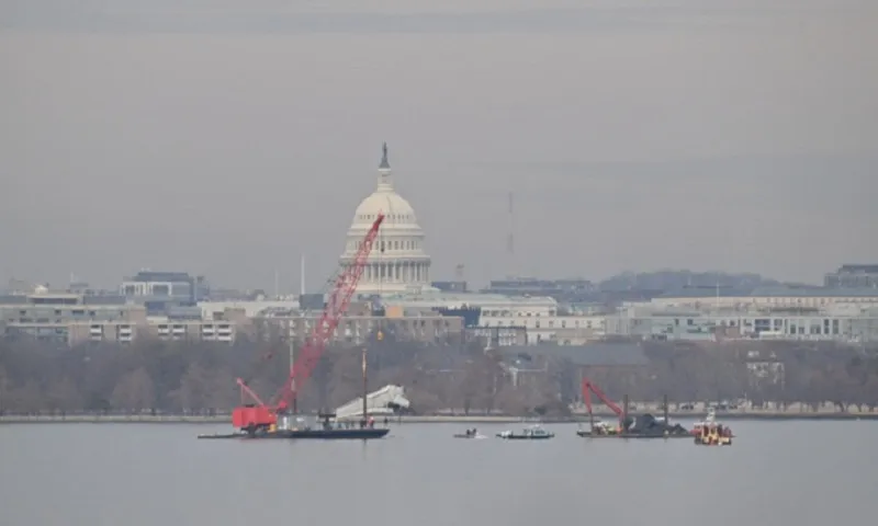 Mỹ trục vớt mảnh vỡ máy bay trong thảm kịch ở Washington