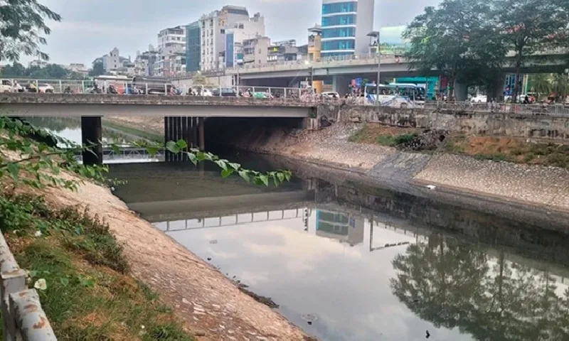 Chủ tịch Hà Nội chỉ đạo trước mắt lấy nước hồ Tây bổ cập sông Tô Lịch