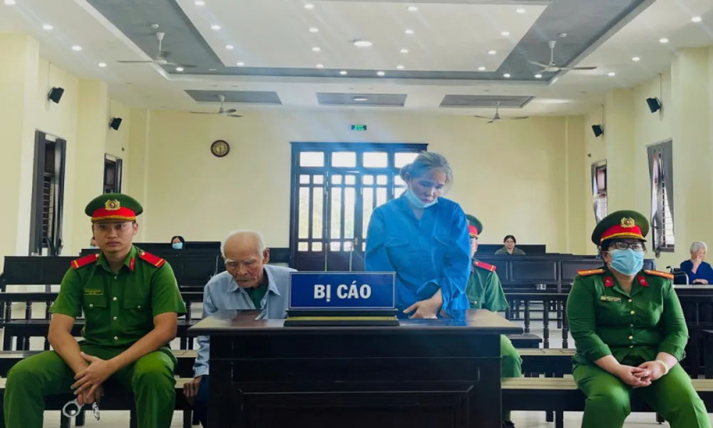 Người cha 85 tuổi nhận tội giết người thay con gái