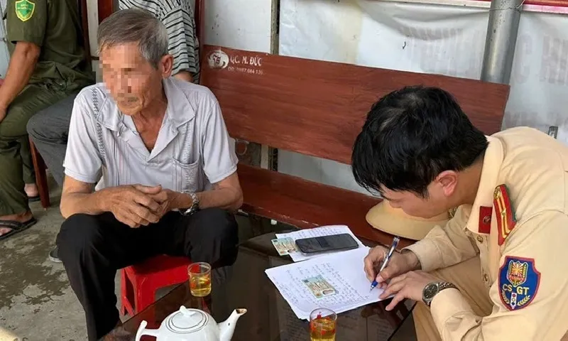 Người đàn ông đu cửa taxi trên cao tốc có biểu hiện bất ổn tâm thần