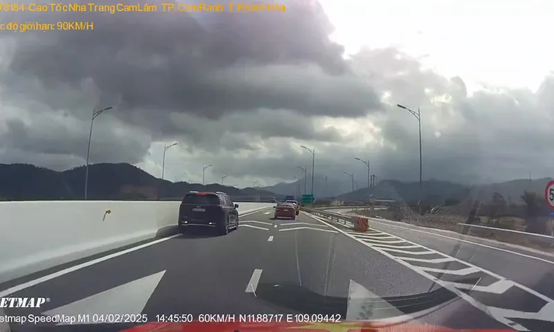Xuất hiện ô tô 7 chỗ đi lùi trên cao tốc Nha Trang - Cam Lâm