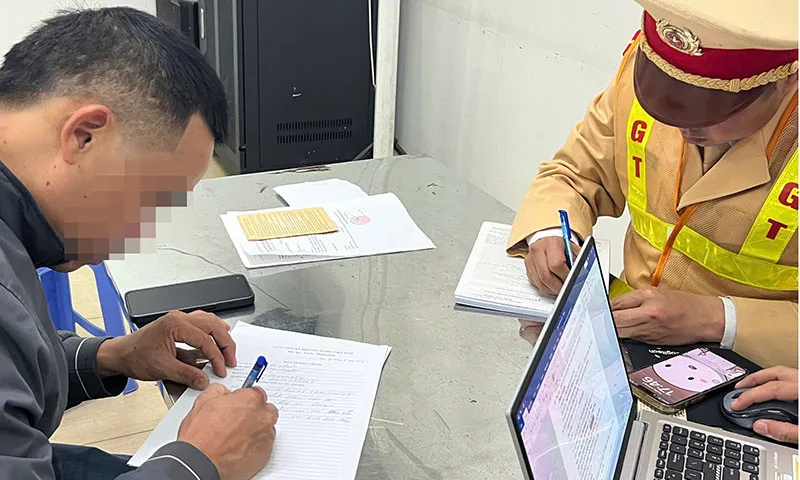 Xe khách dừng xe trên cao tốc bị phạt 13 triệu, trừ 6 điểm bằng lái