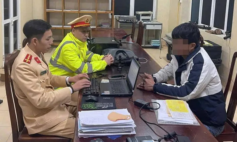 Xử phạt tài xế xe đầu kéo cản trở đoàn xe ưu tiên tại Tuyên Quang