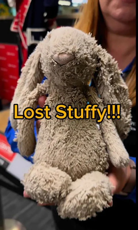 chú thỏ nhồi bông được tìm thấy tại khu vực nhận hành lý của Sân bay quốc tế Pittsburgh