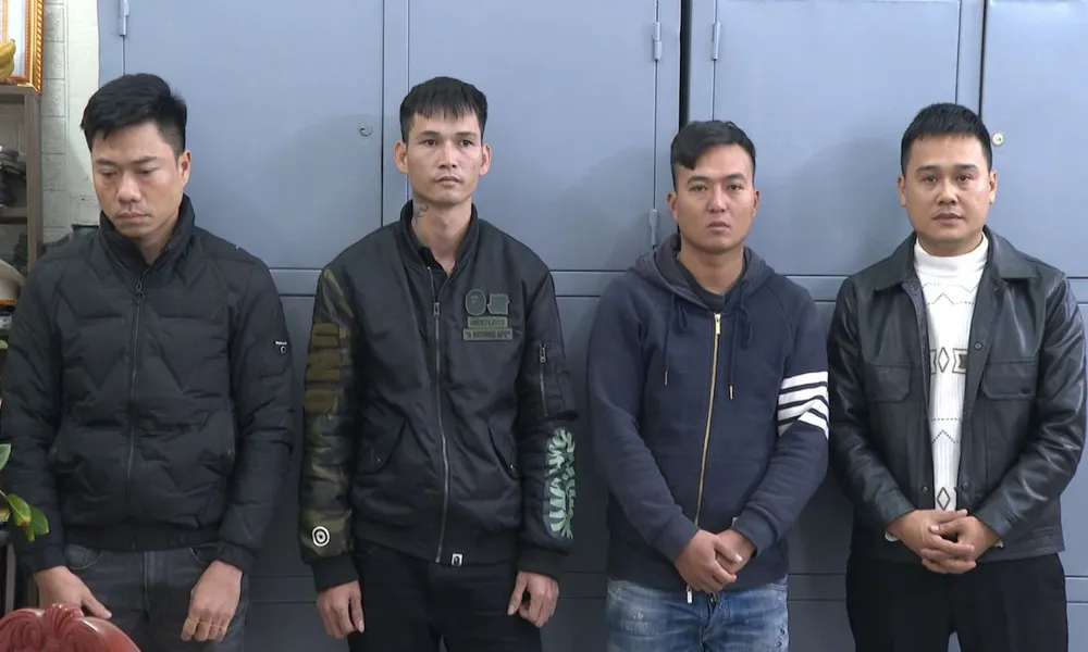 Nhóm con bạc thua lớn, cầm súng đe dọa đòi lại 380 triệu đồng